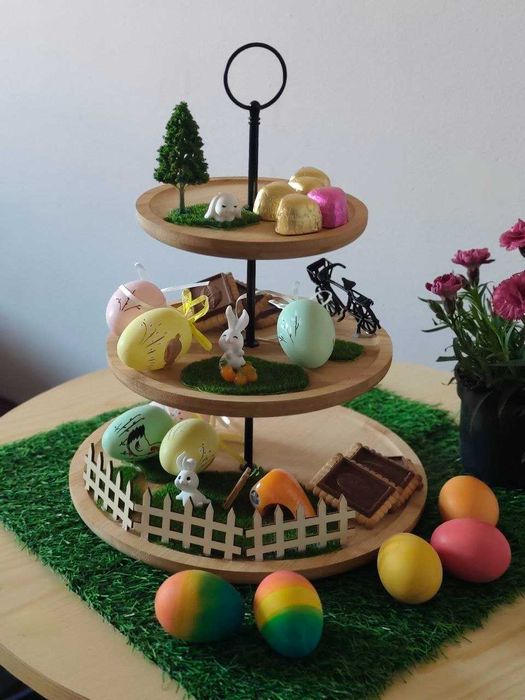 Drewniana etażerka cukernica figurki wielkanoc króliki zające jajka