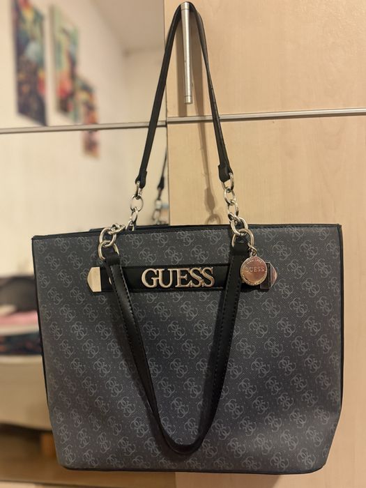 Продам  гарну та простору сумочку Guess