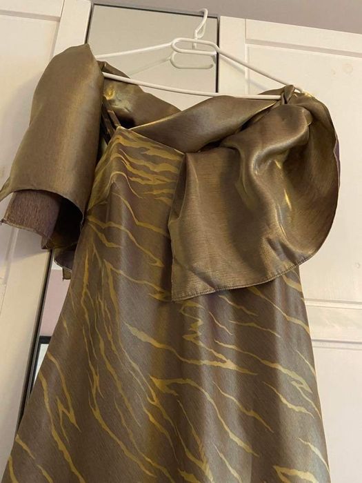 Złota, elegancka suknia z szalem rozm.44