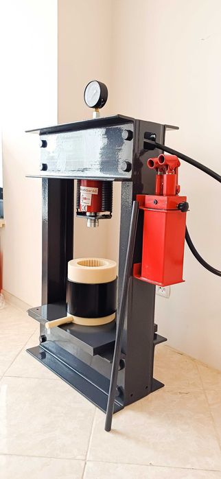 Маслопрес 50 тон + капролонова діжка  4.4 літра