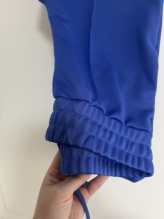 Крутий яскравий спортивний костюм