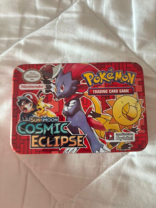 Caixa de cartas de Pokémon do set Cósmico Eclipse