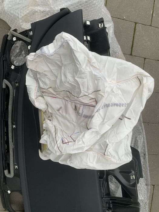 Tesla Model Y торпедо під ремонт