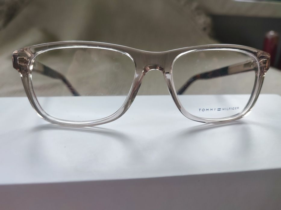 Oprawki Tommy Hilfiger.