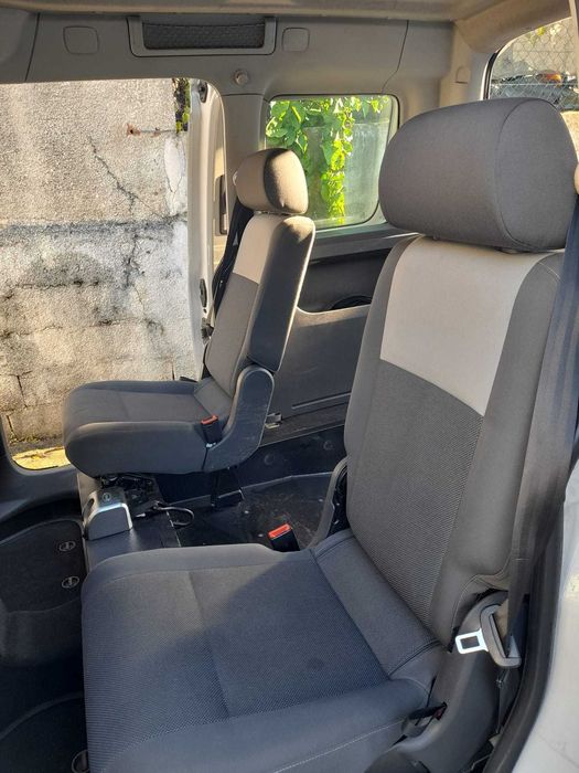 VW Caddy 1.6 TDI adaptada para transporte de pessoas com mobilidade reduzida