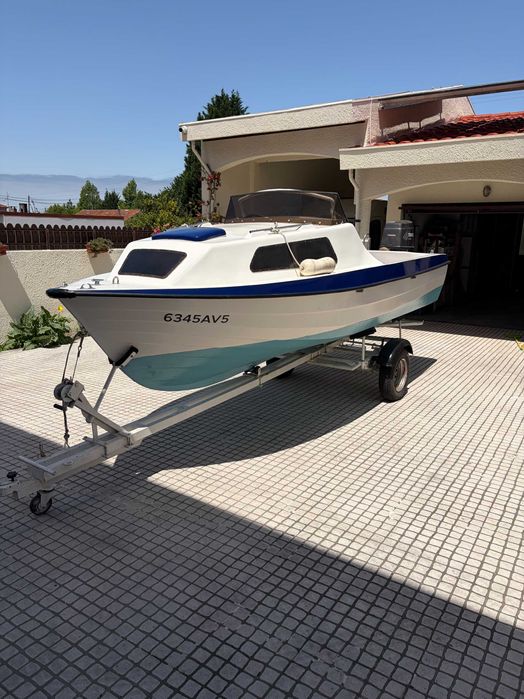 Barco de recreio semi-cabinado marca OBE