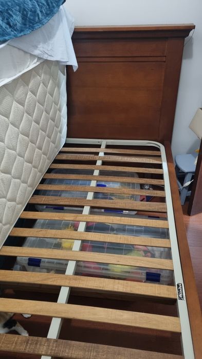 Cama solteiro de madeira