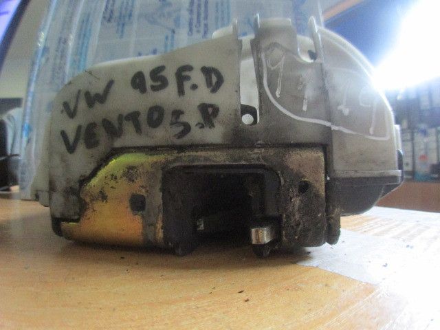 Fechadura / fecho porta frente direito VOLKSWAGEN Vento (1H2)