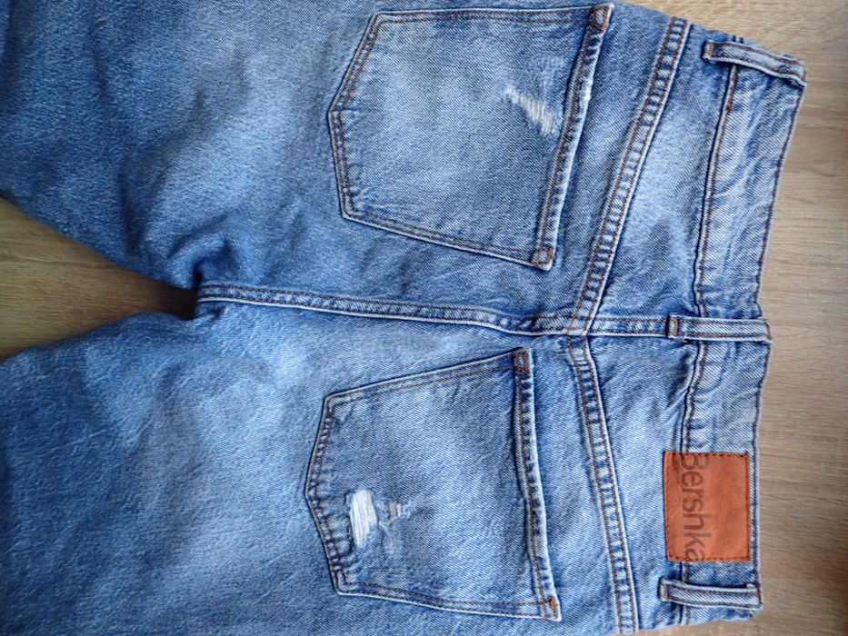 BERSHKA - spodnie jeansowe z dziurami, rozm. 34