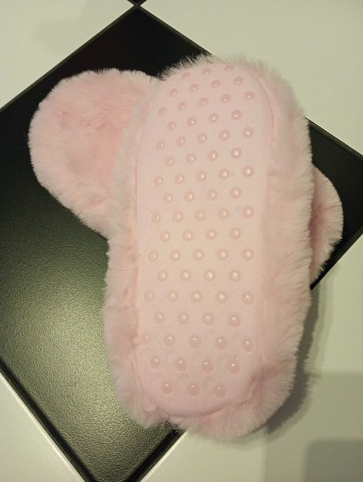 Różowe kapcie Primark.