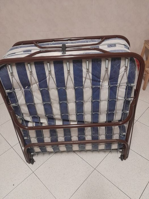 Divã -cama de solteiro