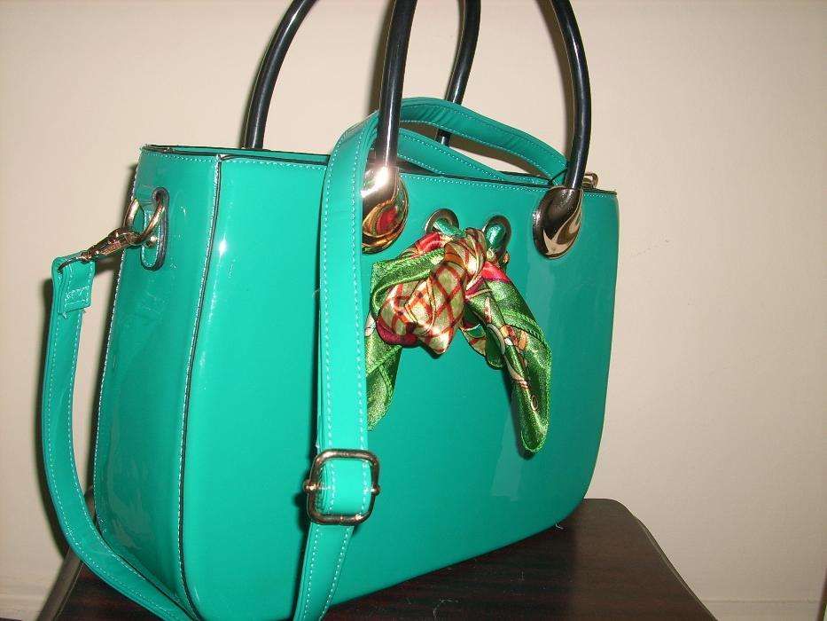 Mala nova de verniz verde água e outras malas