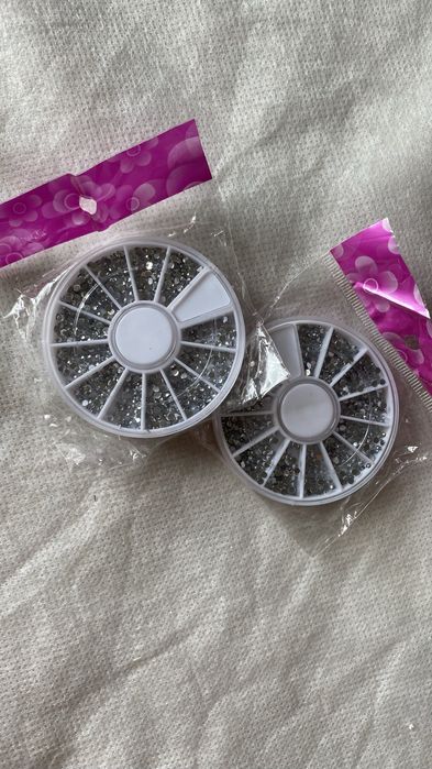 Продам стразы новые.