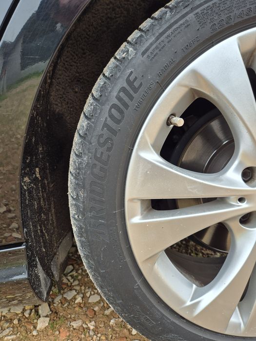 Jantes mercedes originais e pneus como novos. Têm poucos kms de uso. Comprei jantes 18.