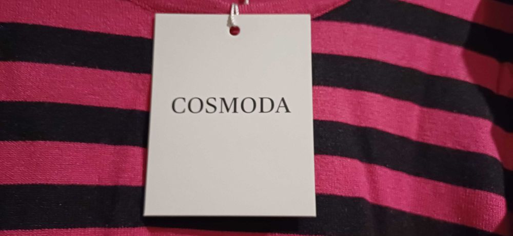 Sweterek z bufkami firmy Cosmoda w czarno-fuksjowe oaski