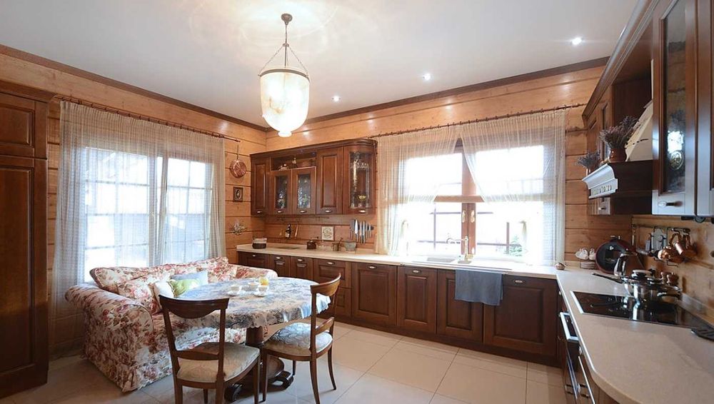 Дом 950кв. ,VIP уровня,на берегу озера, 7 спален.Бассейн с подогревом.