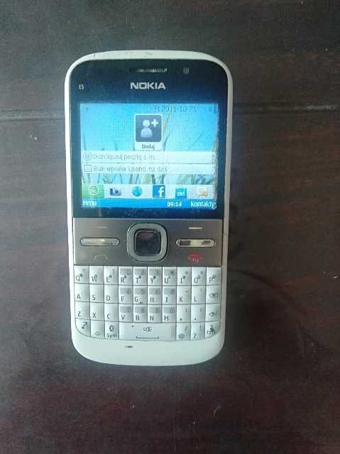 Nokia E5, pudełko i dokumenty.