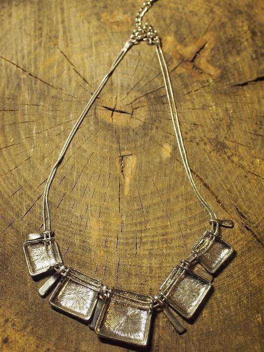 Colar NOVO metálico quadrados Roxo/Lilás