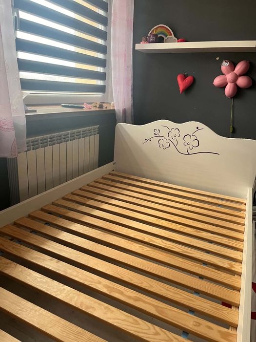 Sprzedam łóżko ,komodę i fotel do biurka