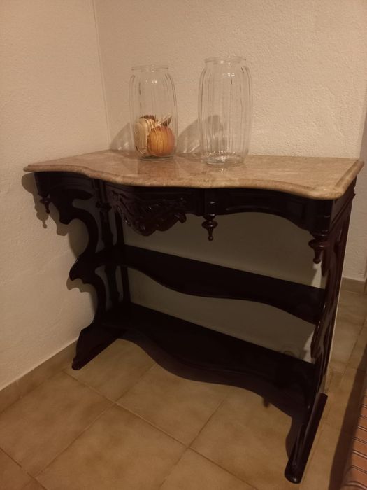 Móvel de madeira com tampo em pedra