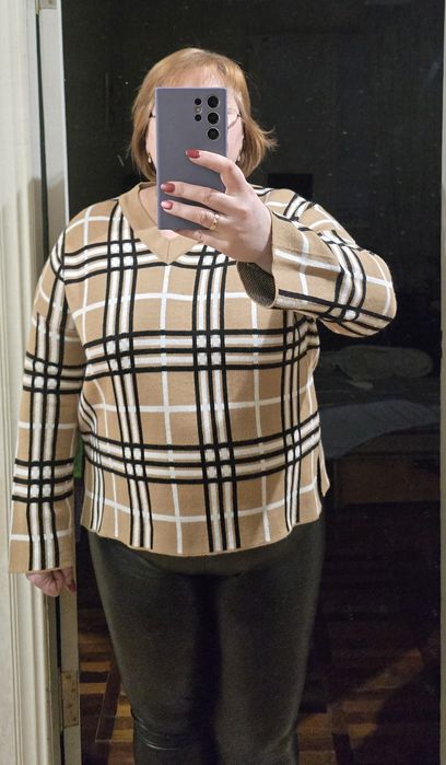 Р.52-54. Жіночий светр кольору кава з молоком з білими, чорними смугам