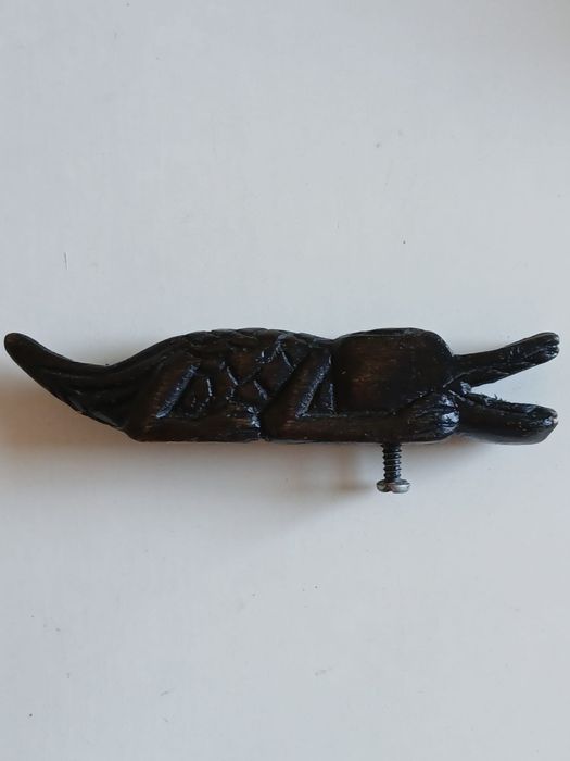 Crocodilo artesanal em madeira