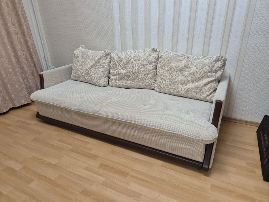 Диван класичного стилю