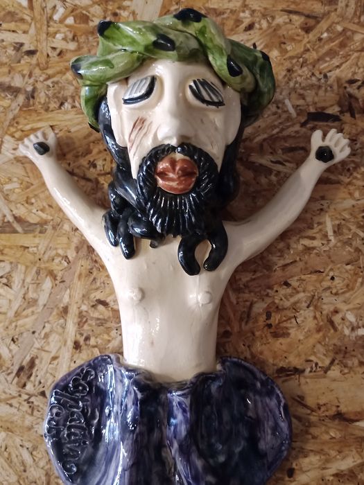 Cristo estilizado da ceramista de Barcelos Conceição Sapateiro