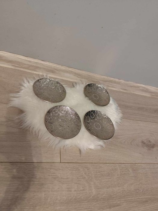 Podstawki świeczniki ażurowe pięknie się prezentują 12.5 cm  4 sztuki