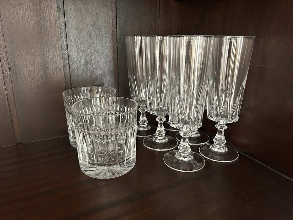 Conjunto de garrafa e copos e taças cristal