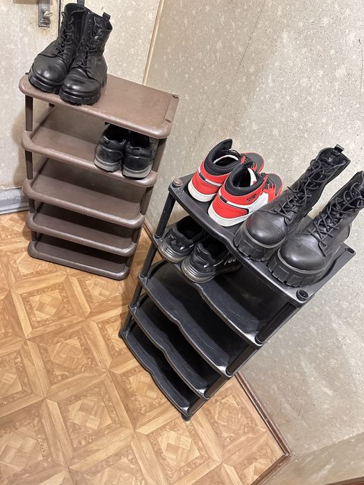 Полка для обуви легкая, пластик в отличном сост