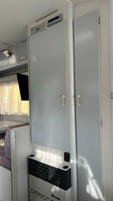 Caravana para venda: Kip Gray Line 42TTZ (1990) com painéis solares e matrícula holandesa.
