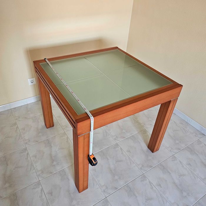 Mesa com tampo de vidro em bom estado