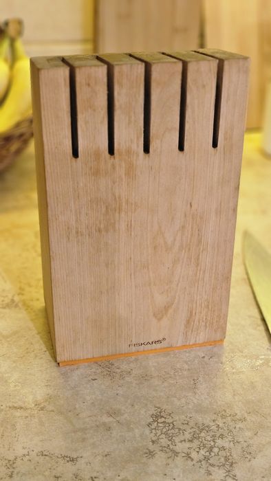 Drewniany stojak na noże.