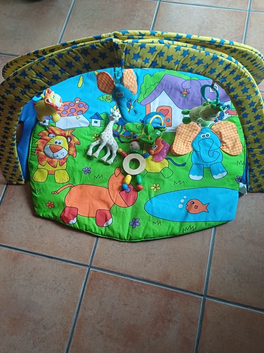 Ginásio  de  bebé com brinquedos incluídos.