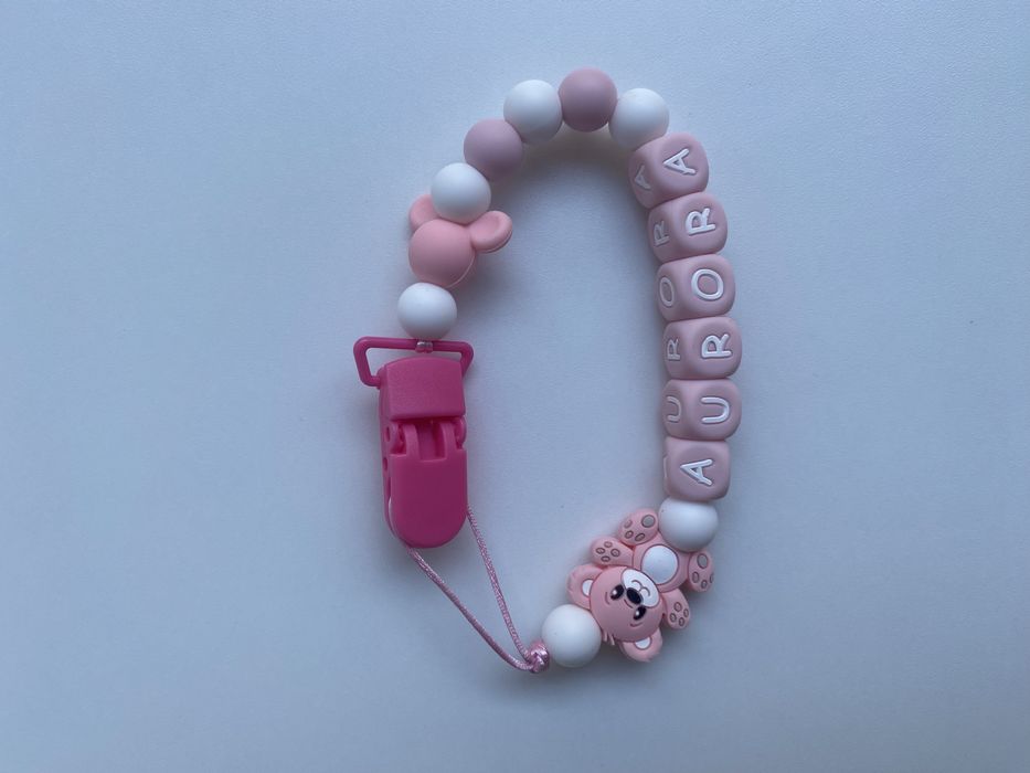 Prendedor de chupeta feito por encomenda.