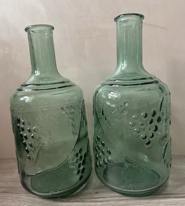 Графін з виноградом стародавній