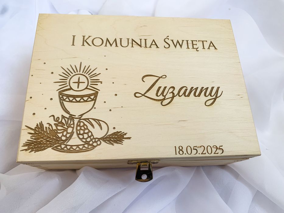 Drewniane pudełko z upominkami.  pamiątka pierwszej komunii