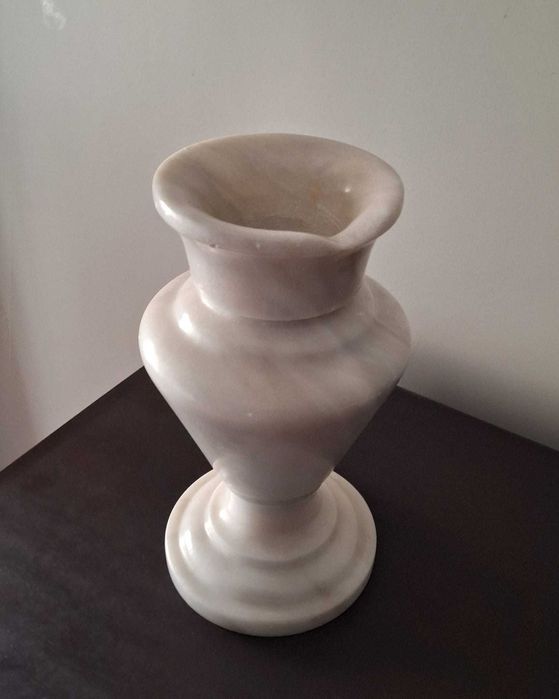 Jarra em mármore branco