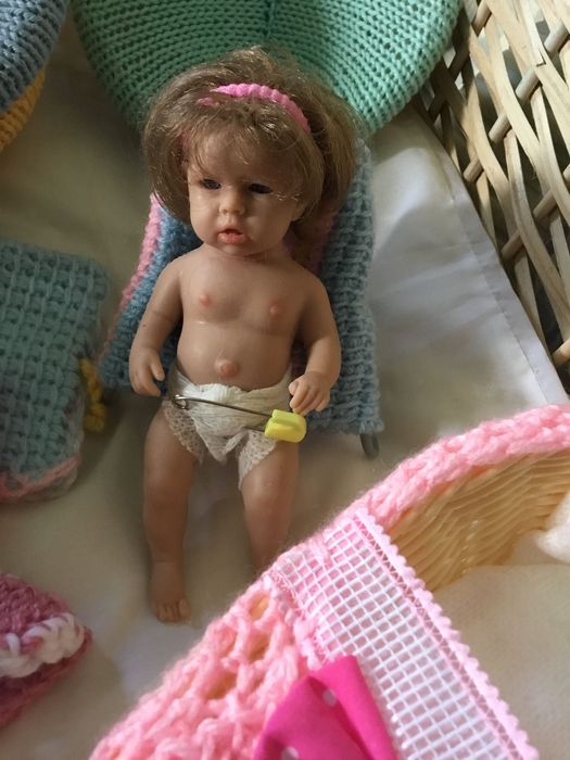 Mini bebé reborn com acessórios