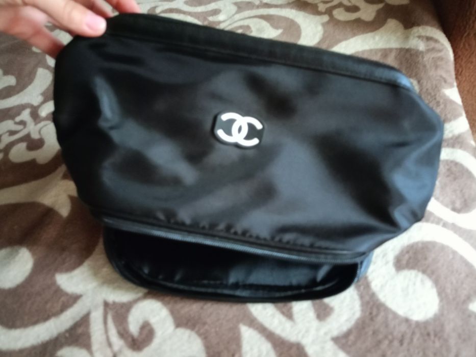 Чорна косметичка бренду Chanel.