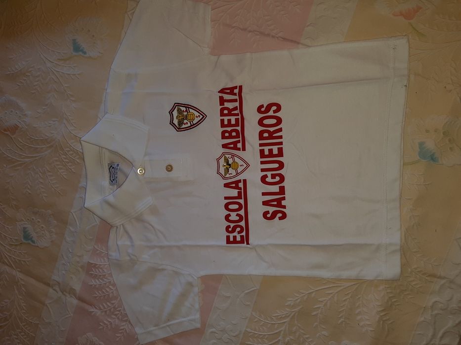 Polos do salgueiros com símbolo bordado