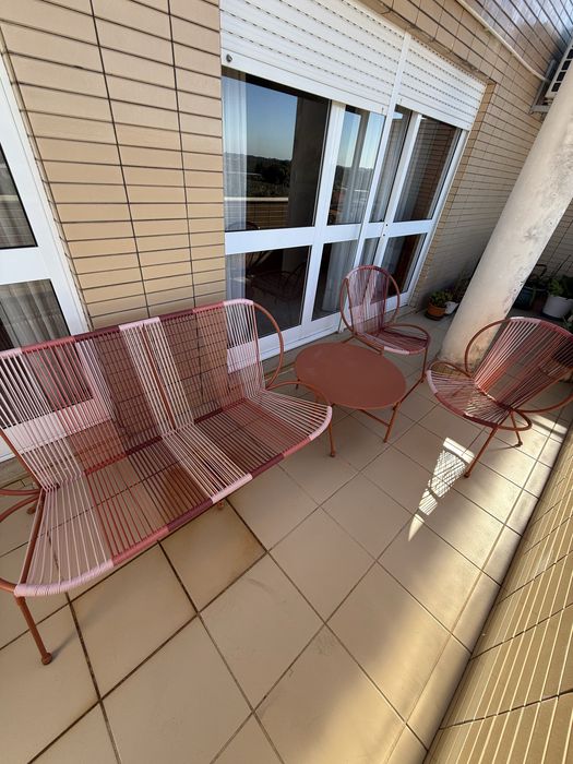 conjunto jardim/varanda 1 banco 2 cadeiras e 2 mesas