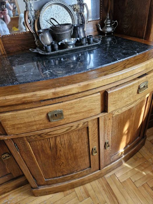 Старовинний креденс із мармуровою вставкою