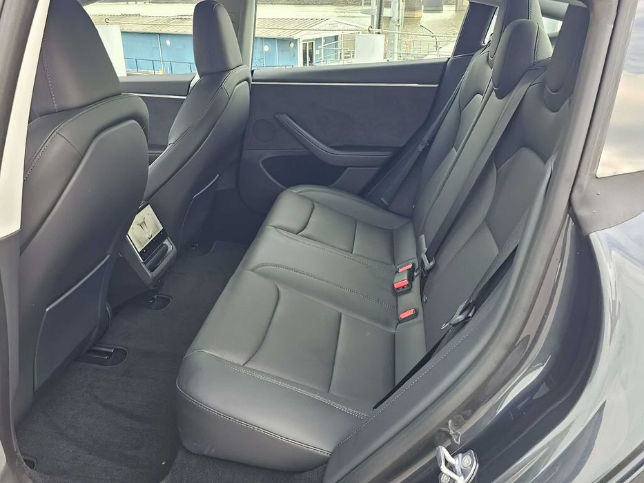 Tesla Model 3 Long Range      2025