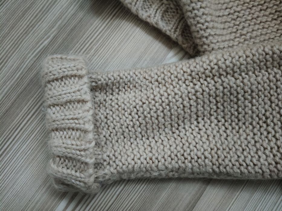 Ciepły sweter z golfem – beżowy