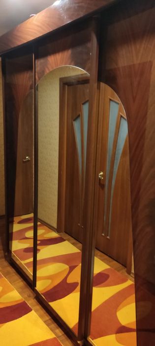 Продається шикарна лакована шафа