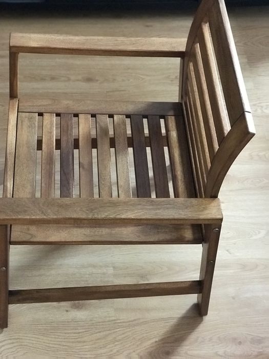 Cadeirao e mesa de jardim em madeira