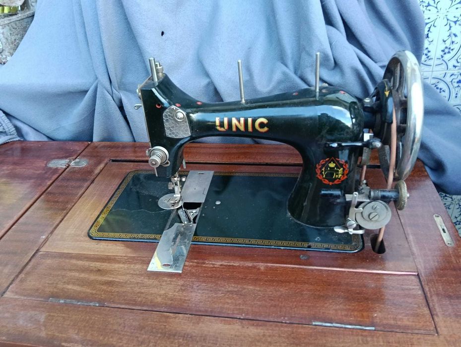 Maquina de costura - UNIC - excelente estado de conservação