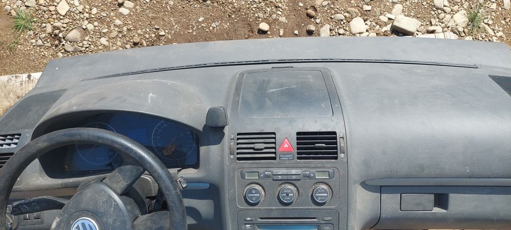 Панель торпеда Volkswagen Touran.
